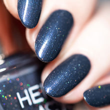 Laden Sie das Bild in den Galerie-Viewer, Grummelgrau von Herzlack in der Nahaufnahme