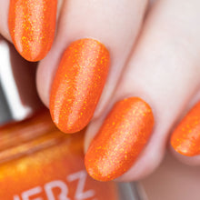 Laden Sie das Bild in den Galerie-Viewer, Mucho Mango von Herzlack in der Nahaufnahme