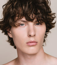 Laden Sie das Bild in den Galerie-Viewer, Mádara Skin Equal Foundation #20 Ivory 30ml