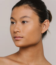 Laden Sie das Bild in den Galerie-Viewer, Mádara Skin Equal Foundation #60 Olive 30ml