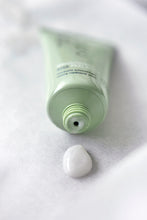 Laden Sie das Bild in den Galerie-Viewer, Produkttextur von Mádara Brightening Aha Peel Mask