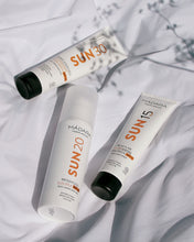 Laden Sie das Bild in den Galerie-Viewer, Naturkosmetik Sonnenschutz von Mádara Organic Skincare