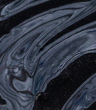 Laden Sie das Bild in den Galerie-Viewer, Naturkosmetik Lipgloss Scandal aus der Mádara organic skincare Glossy Venom Reihe