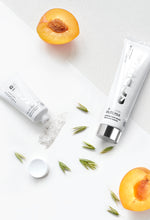 Laden Sie das Bild in den Galerie-Viewer, Öl zu Milch Peeling von Mádara Organic Skincare
