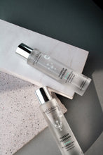 Laden Sie das Bild in den Galerie-Viewer, Naturkosmetik Bi-Phase Make-Up Entferner von Mádara Organic Skincare