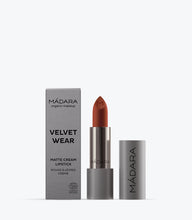 Laden Sie das Bild in den Galerie-Viewer, Mádara velvet Wear Cream Lipstick Magma