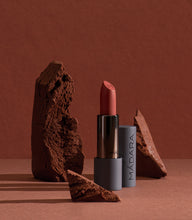 Laden Sie das Bild in den Galerie-Viewer, Mádara Velvet Wear Matte Cream Lipstick Magma 3,8g