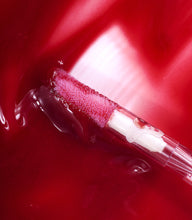 Laden Sie das Bild in den Galerie-Viewer, Textur des Mádara Glossy Venom Lipgloss Ruby Red #78