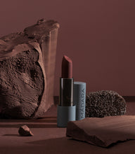 Laden Sie das Bild in den Galerie-Viewer, Mádara Velvet Wear Matte Cream Lipstick Dark Nude 3,8g